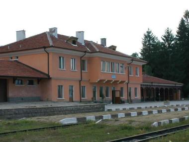 От днес влаковете пак обслужват гара Банско