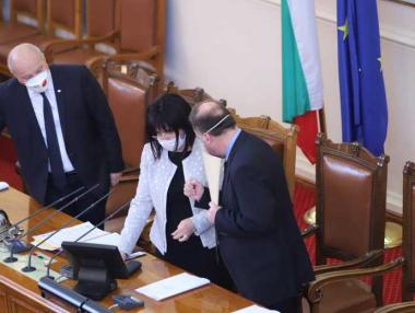 Парламентът удължи извънредното положение в България до 13 май