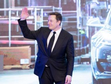 Мъск започна съкращения в някои фабрики на Tesla