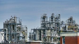 Петролът започва седмицата с поевтиняване