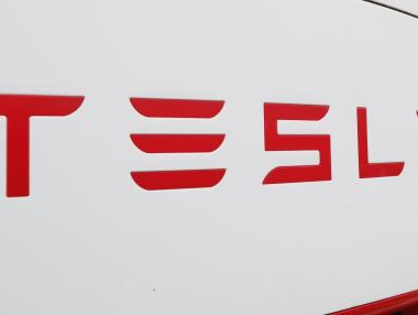 Tesla разпуска служители и ще ореже заплатите на всички