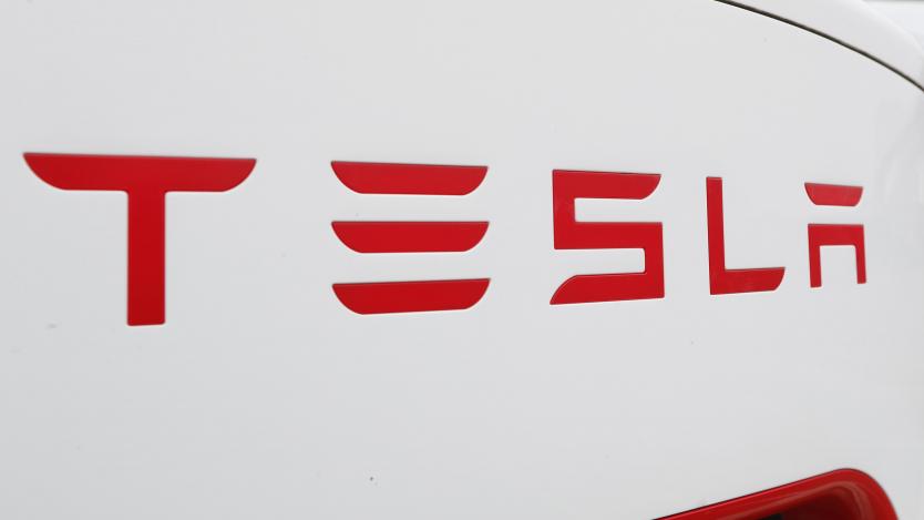 Tesla разпуска служители и ще ореже заплатите на всички