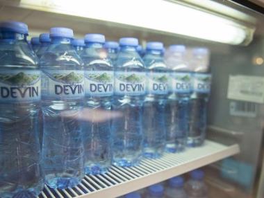 „Девин“ дарява над 100 000 бутилки вода на Българския червен кръст