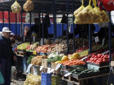 Здравният министър забрани кооперативните пазари и цветните борси