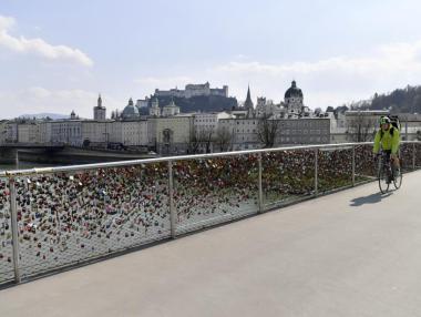 Хиляди магазини в Австрия отвориха отново от днес