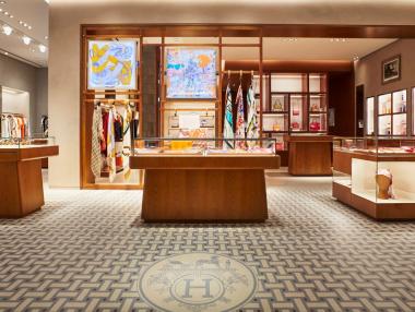 Китайците се втурнаха да пазаруват луксозни стоки