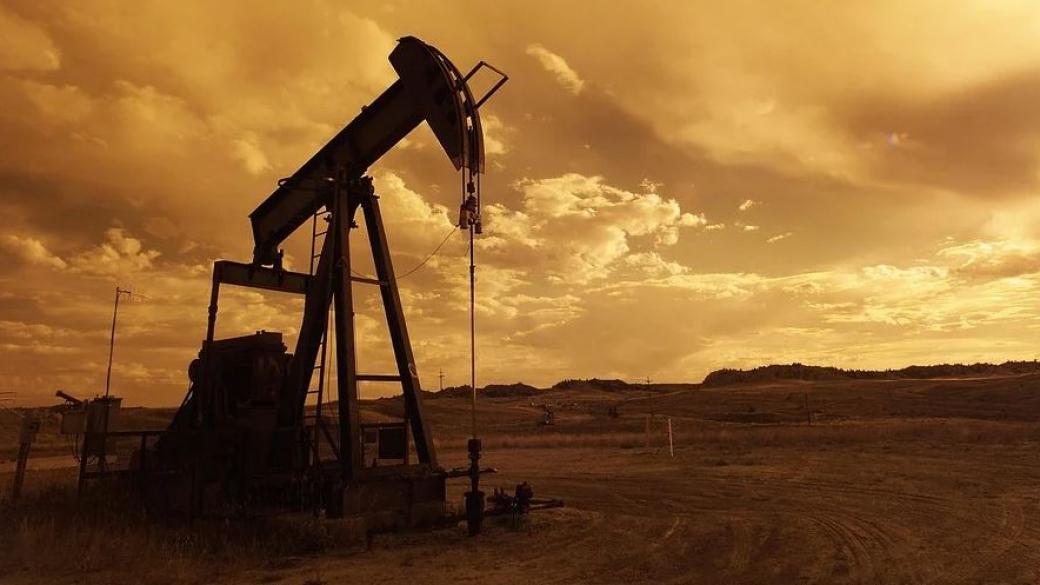 Петролът навакса историческия спад до отрицателни цени