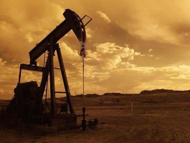 Петролът навакса историческия спад до отрицателни цени