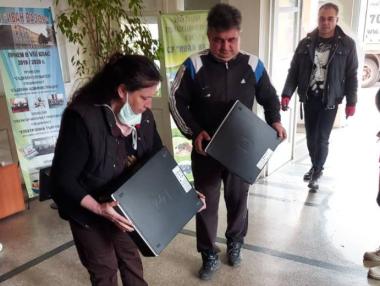 Пощенска банка осигури компютри за средно училище „Иван Вазов“ в Мездра