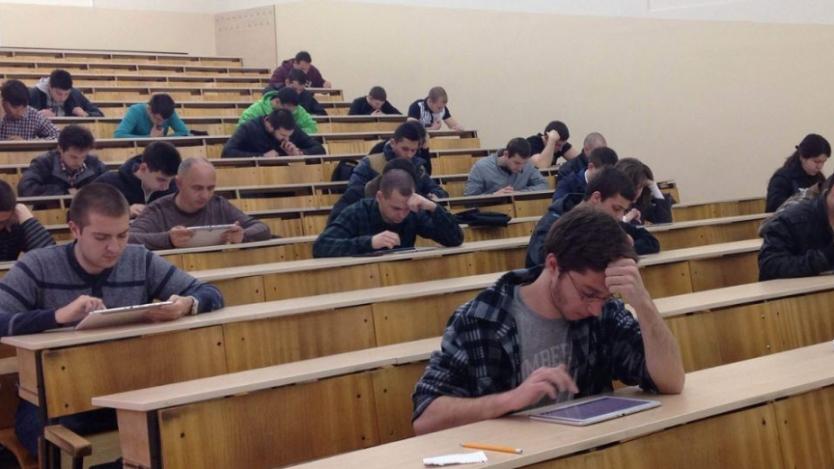 Държавата вдигна таксите за обучение в 18 университета