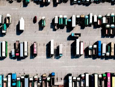 Наполовина падат продажбите на микробуси и камиони в България през март