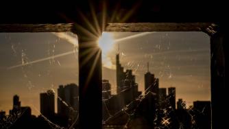 7 графики, показващи коронавирусния удар върху световната икономика