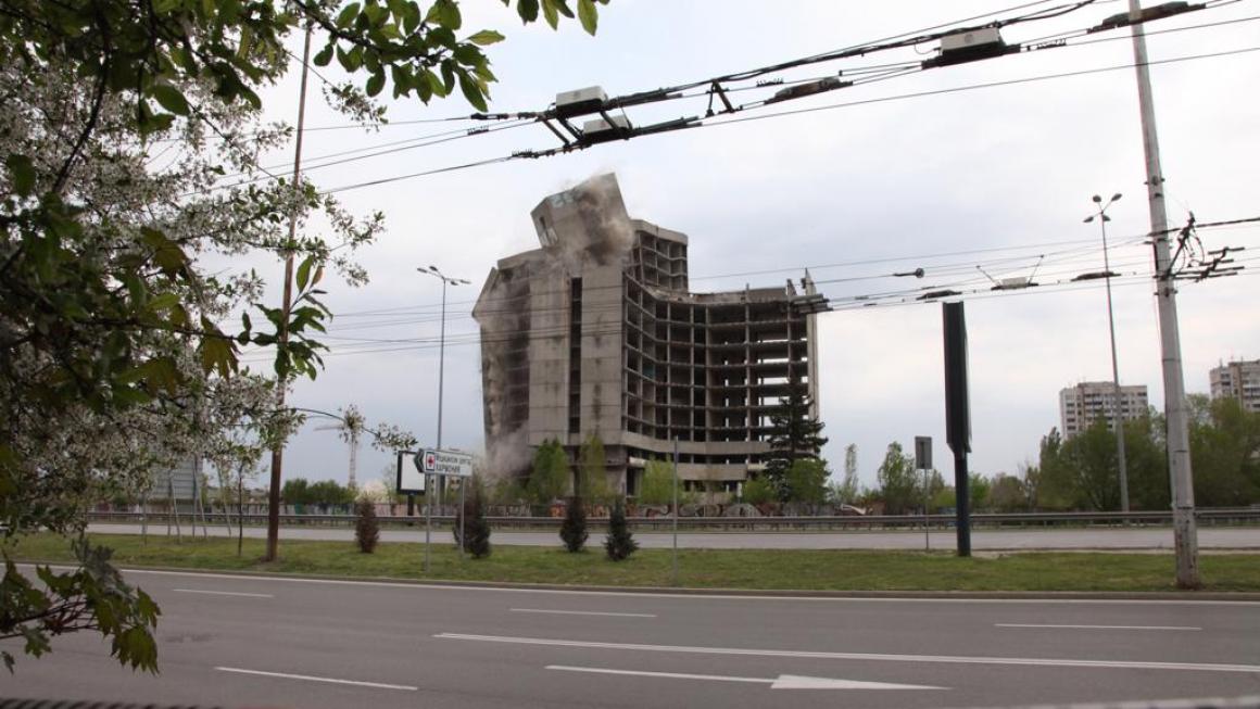 Галерия :: Снимка 0 :: Взривиха недостроената сграда на ИПК „Родина“}