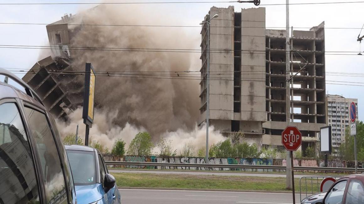 Галерия :: Снимка 2 :: Взривиха недостроената сграда на ИПК „Родина“}