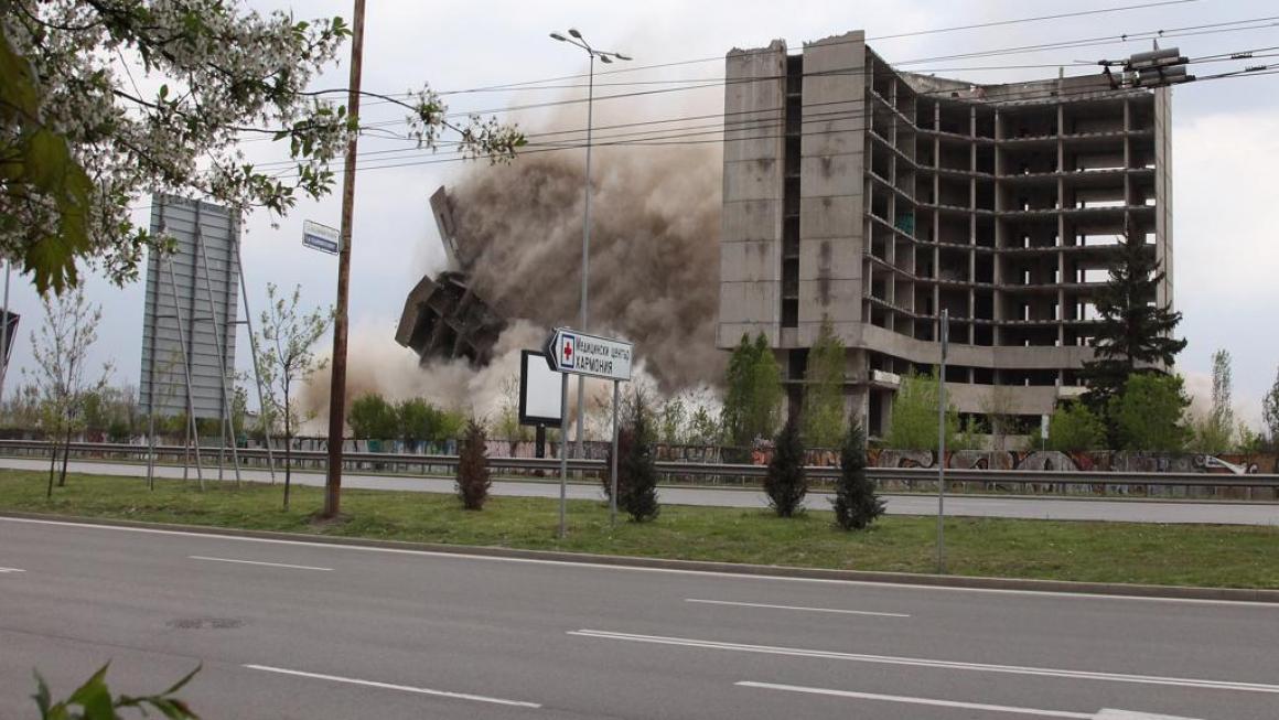 Галерия :: Снимка 3 :: Взривиха недостроената сграда на ИПК „Родина“}