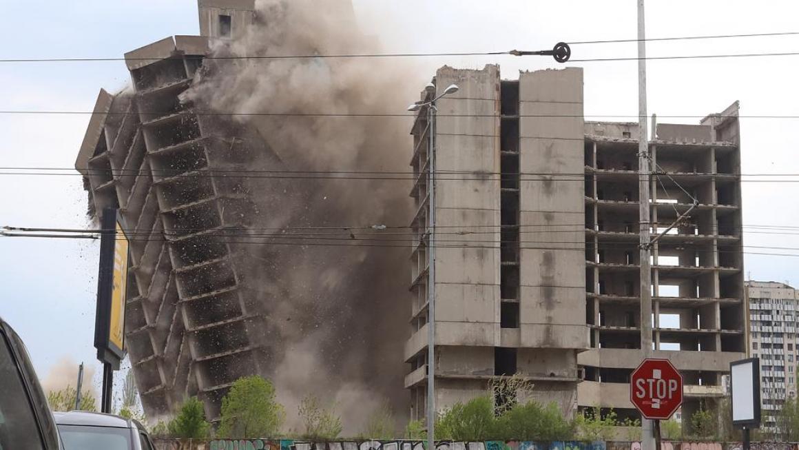 Галерия :: Снимка 4 :: Взривиха недостроената сграда на ИПК „Родина“}