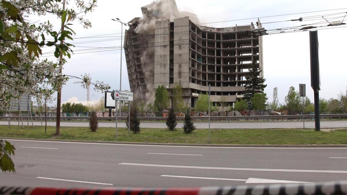 Галерия :: Снимка 6 :: Взривиха недостроената сграда на ИПК „Родина“}