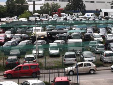 Пазарът на употребявани коли в България се срина с над 90%