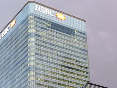 Печалбата на най-голямата европейска банка се сви наполовина