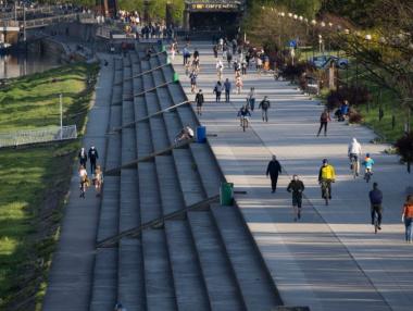 Полша отваря хотели и молове от 4 май