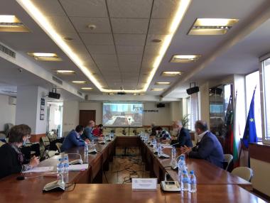 КЕВР предложи парното и топлата вода да поевтинеят с още 3%