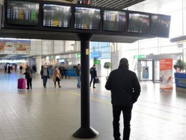 Пътуванията на българи в чужбина през март намаляха наполовина