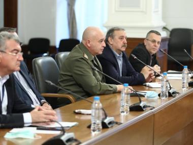 Обмисля се премахване на задължителното носене на маски на открито