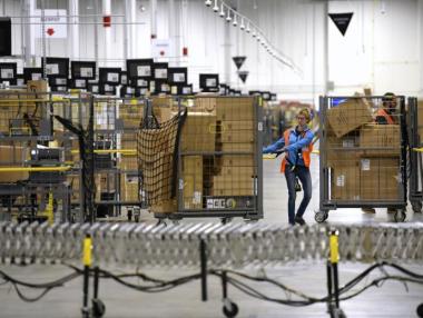 Служителите на Amazon остават в режим „хоум-офис“ до октомври