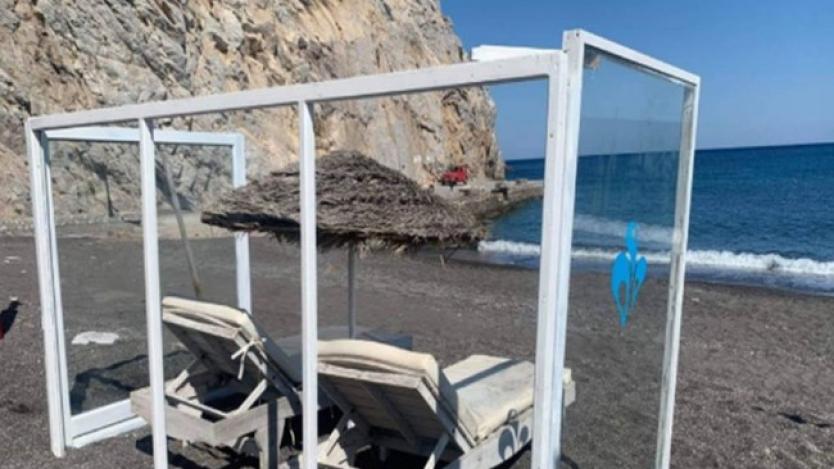 Плексигласови кабинки ще пазят туристите на плажен бар в Гърция
