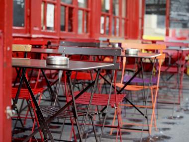 Заведенията отварят частично от днес