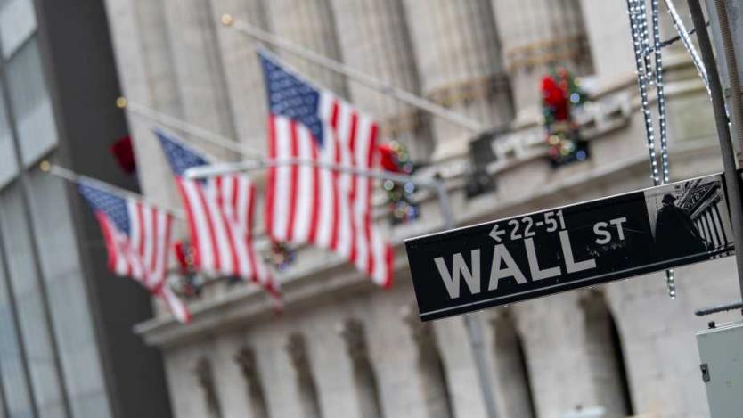 Wall Street  продължава да се лута между новините за отваряне на икономиката и безработицата