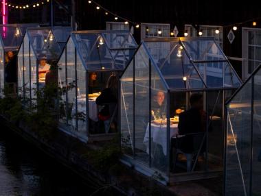 Ресторант в Амстердам отдели клиентите в кабинки