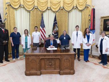 Тръмп с отрицателна проба, след като негов сътрудник се оказа заразен