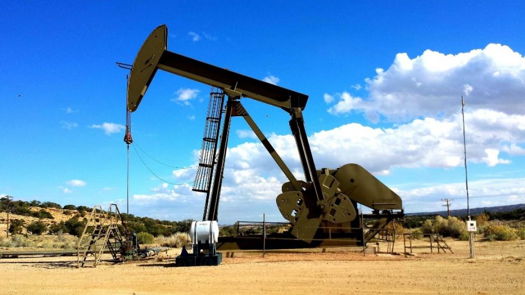 Разхлабването на мерките по цял свят оскъпява петрола
