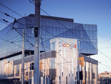 Facebook и Google удължават работата от вкъщи до края на годината