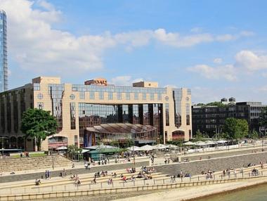 Hyatt съкращава 1300 души и намалява заплати