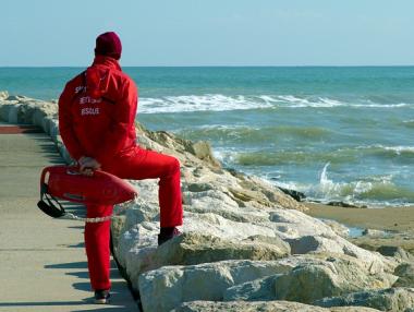 Туристическото министерство предлага по-малко спасители по плажовете