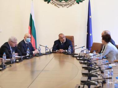 Борисов „разпореди“ да се отворят моловете