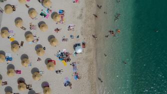 Гърците се върнаха на плажовете