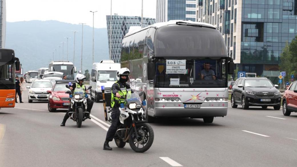 Фирми за случаен превоз изкараха автобуси и микробуси срещу правителството