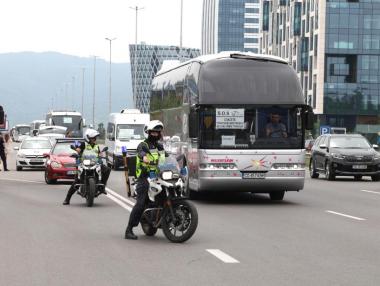Фирми за случаен превоз изкараха автобуси и микробуси срещу правителството
