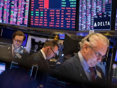 Индексите тръгнаха надолу заради големи загуби на търговци и банки