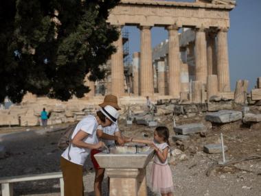 Икономиката на Гърция може да се свие с 13% тази година