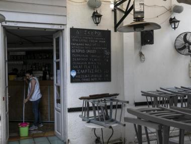 Заведенията в Гърция отварят частично от днес