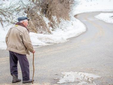 Правителството вдига социалната пенсия с 9 лева