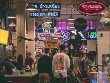 Американците предпочитат да се върнат в магазините, а не в ресторантите