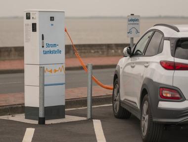 Германия задължава всяка бензиностанция да има и е-зарядна станция