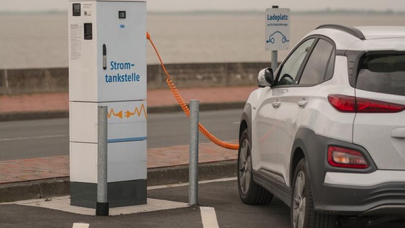 Германия задължава всяка бензиностанция да има и е-зарядна станция