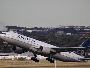 United Airlines планира да затвори три от четирите си бази извън САЩ