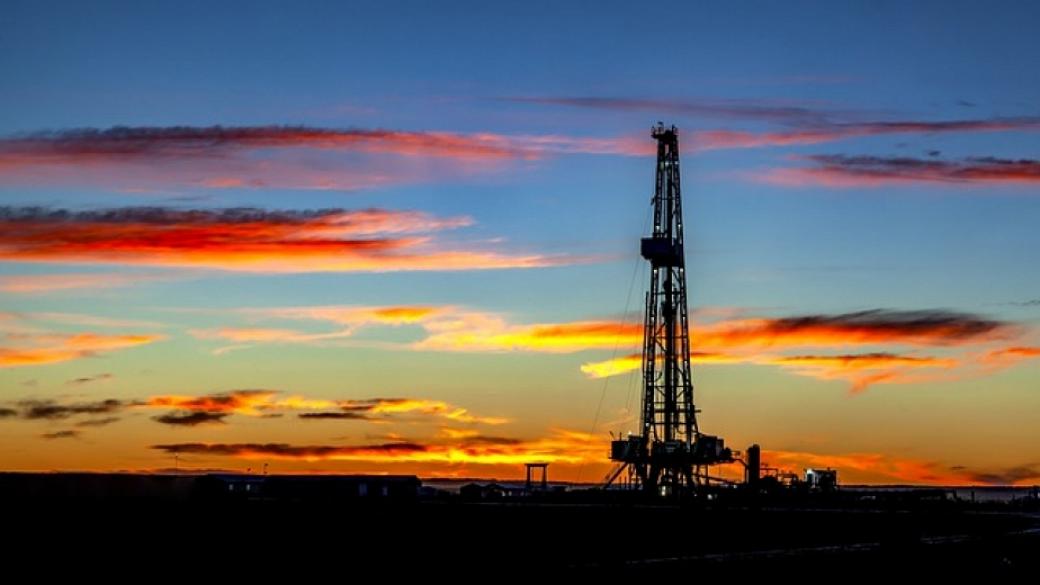 ОПЕК+ удължава с месец рекордно ниските добиви на петрол